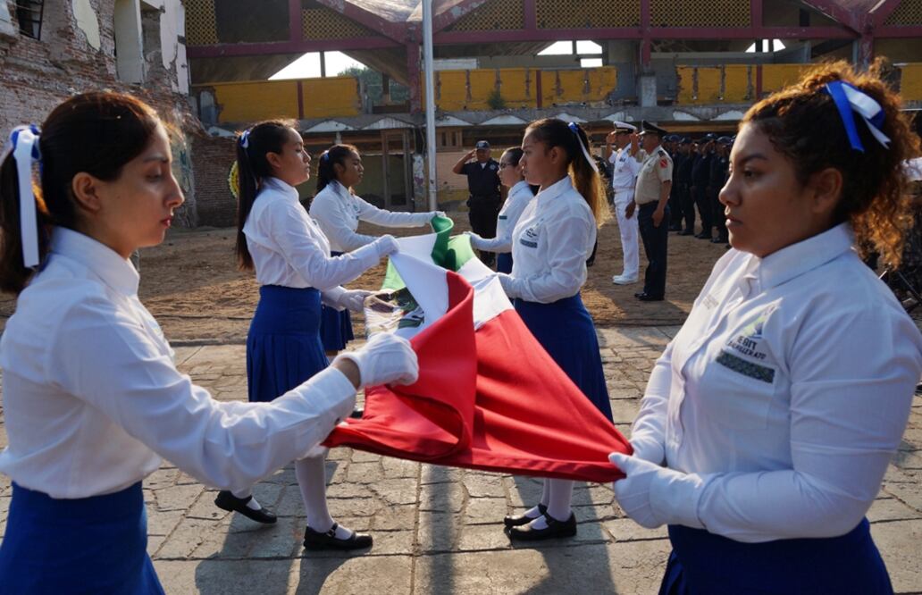 Un centenar de personas presenciaron el acto conmemorativo, que también incluyó una guardia de honor de autoridades civiles y militares justo en el colapsado costado sur del palacio municipal. Foto: Edwin Hernández/EL UNIVERSAL