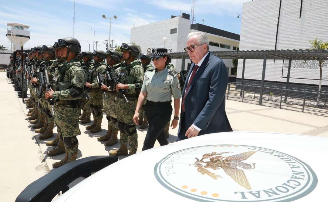 Rocha Moya pasa revista en la inauguración de la 462/a Compañía de la Guardia Nacional. Foto: Especial
