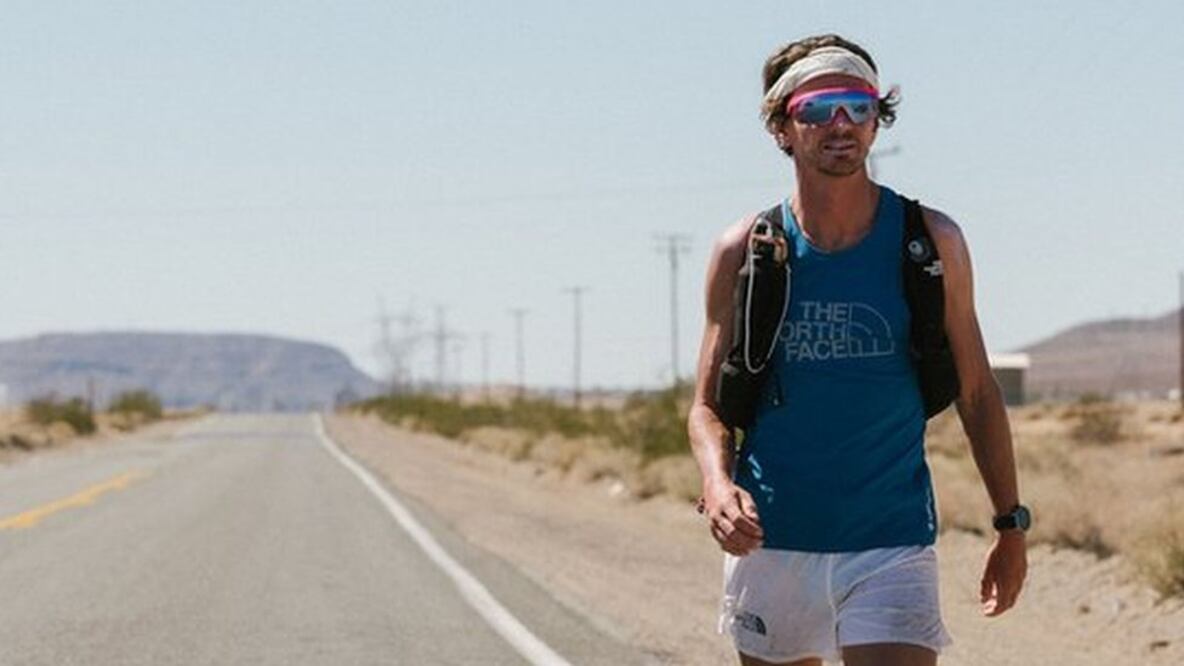 La salvaje ultramaratón sin reglas ni espectadores por el Valle de la Muerte en EE.UU. (que quieren llevar a América Latina)