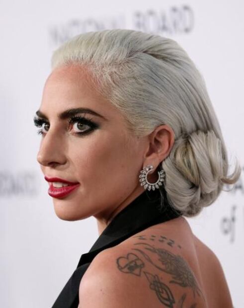 Lady Gaga brilla en alfombra roja gracias a un vestido estilo tuxedo