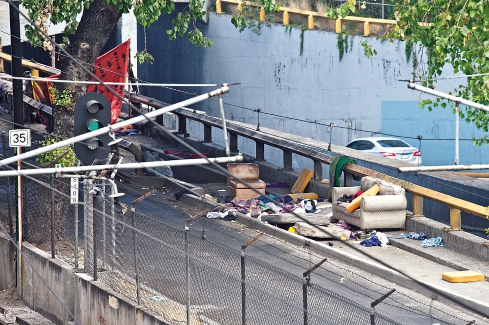 Un grupo de 10 personas vive entre muebles sucios y cobijas rotas. Vecinos y empleados de la zona evitan pasar por el lugar (CRISTOPHER ROGEL BLANQUET. EL UNIVERSAL)