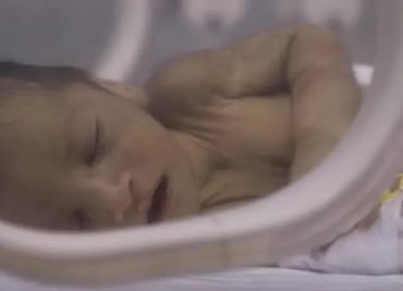 Mujer siria y su bebé son rescatados de entre los escombros… dos veces tras terremoto