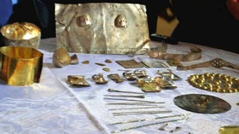 Perú: Hallan centenar de piezas preincaicas de oro y plata