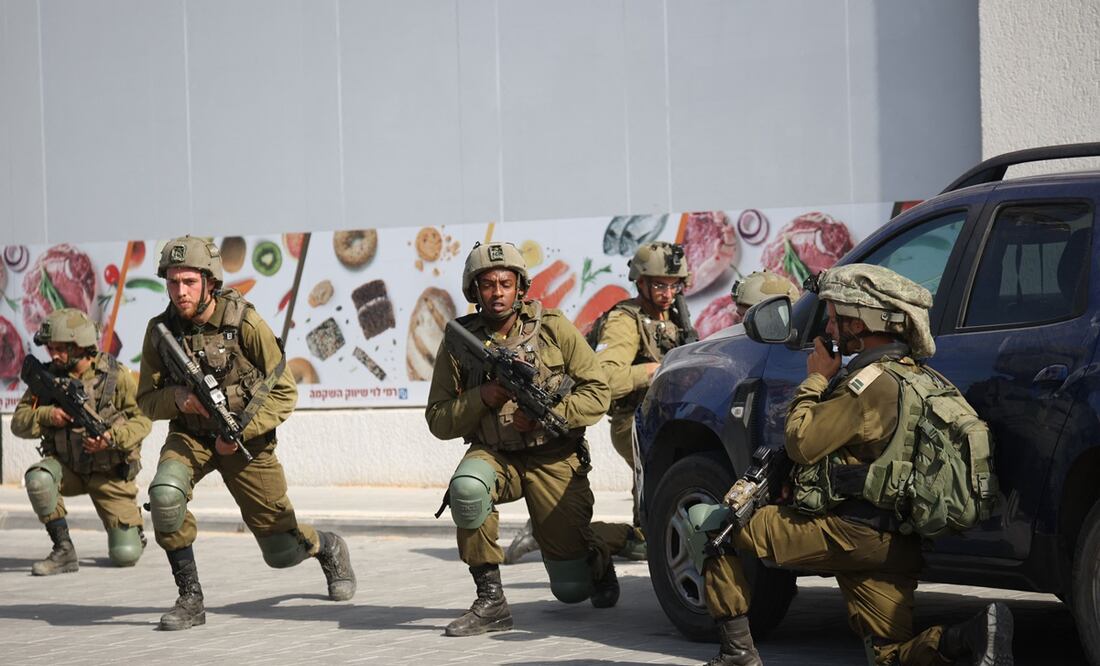 Soldados israelíes desplegados en una zona donde murieron civiles en la ciudad sureña de Sderot el 7 de octubre de 2023. Foto: AFP