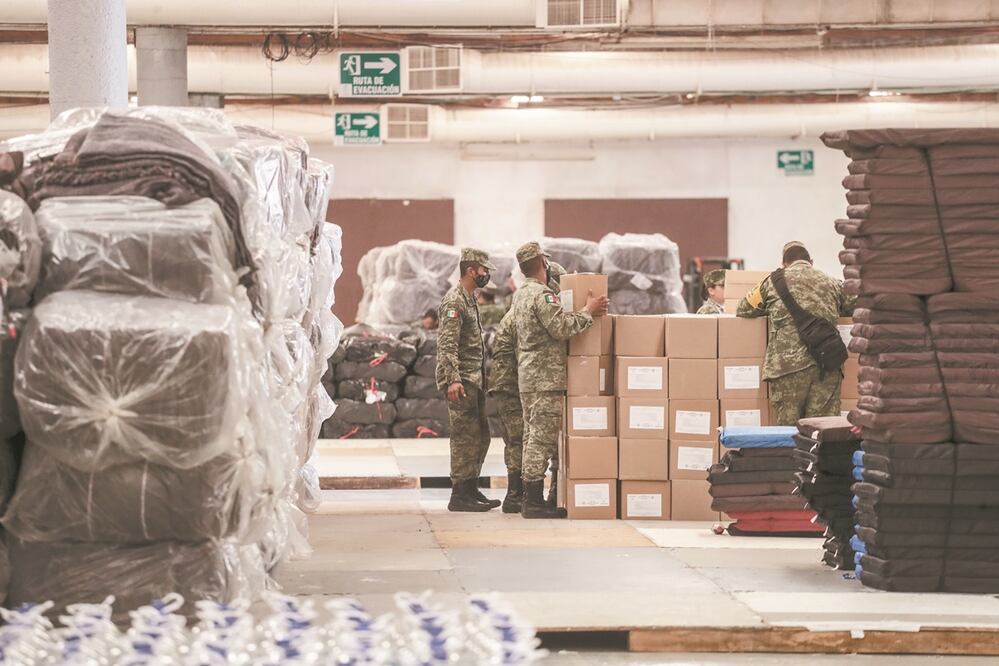 El Ejército recibió la nueva encomienda de hacerse cargo del acopio y distribución de la ayuda nacional e internacional para los miles de damnificados por las inundaciones en Tabasco. Foto: GERMÁN ESPINOSA. EL UNIVERSAL