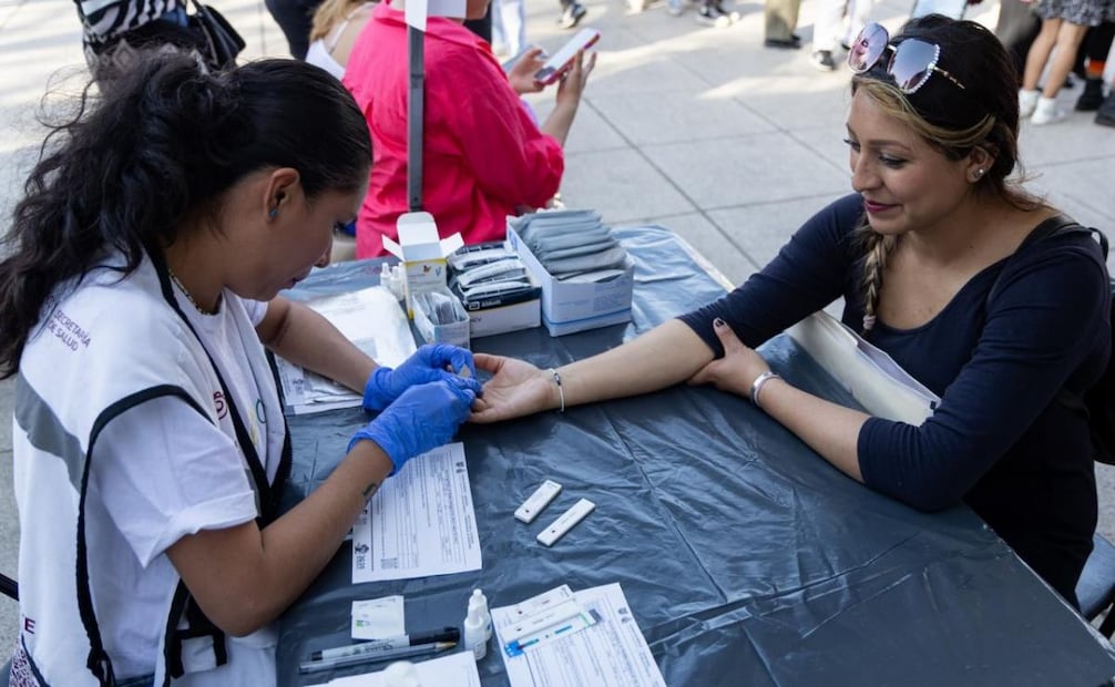 Secretaría de Cultura realiza clase de salud sexual femenina en Monumento a la Revolución; regalan preservativos.
Foto: Hugo Salvador / El Universal