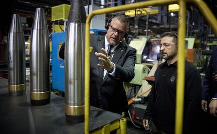 Zelenski visita fábrica de municiones en Pensilvania para agradecer a trabajadores; pide producir más