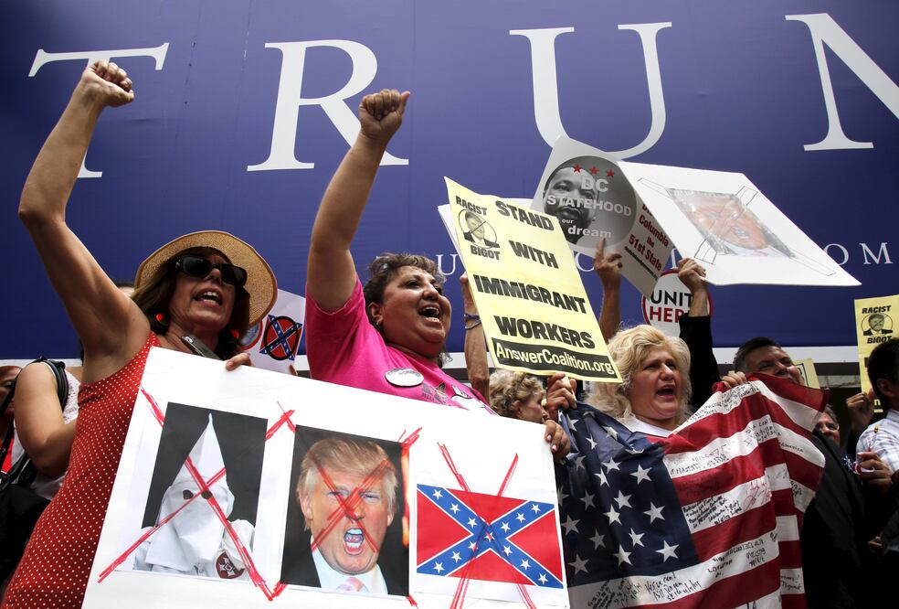 Protestaron frente a un edificio que albergará uno de los hoteles del magnate. Reuters
