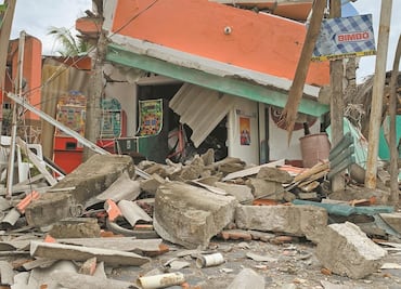 Duermen en calles de Tecomán por temor a réplicas del sismo de 7.7