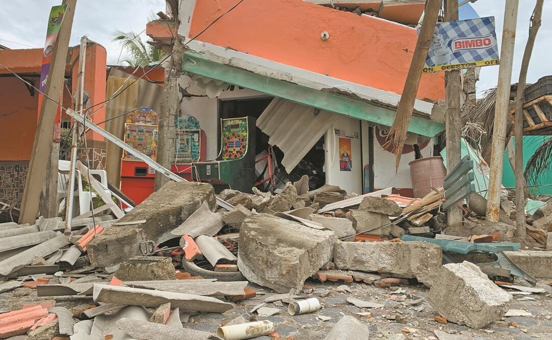 El municipio de Coahuayana, en Michoacán, fue uno de los más afectados por el sismo de magnitud 7.7. En el sitio se derrumbó una tienda de abarrotes. Los damnificados se quedan en albergues.