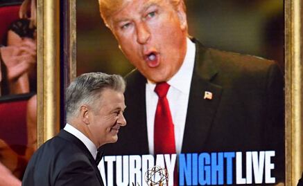 "Señor presidente, aquí está su Emmy", dice Alec Baldwin a Trump
