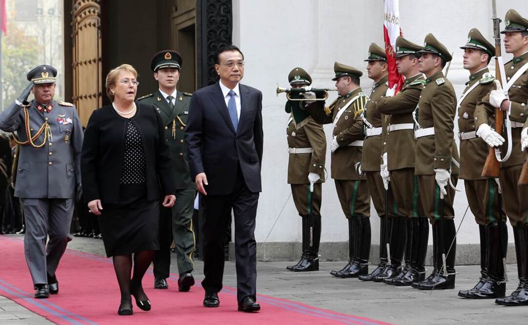 El primer ministro de China, Li Keqiang y la presidenta de Chile, Michelle Bachelet, pasan revista a la guardia de honor durante la ceremonia de bienvenida al premier, en Santiago, capital chilena, el pasado 25 de mayo. FOTO: DING LIN. XINHUA