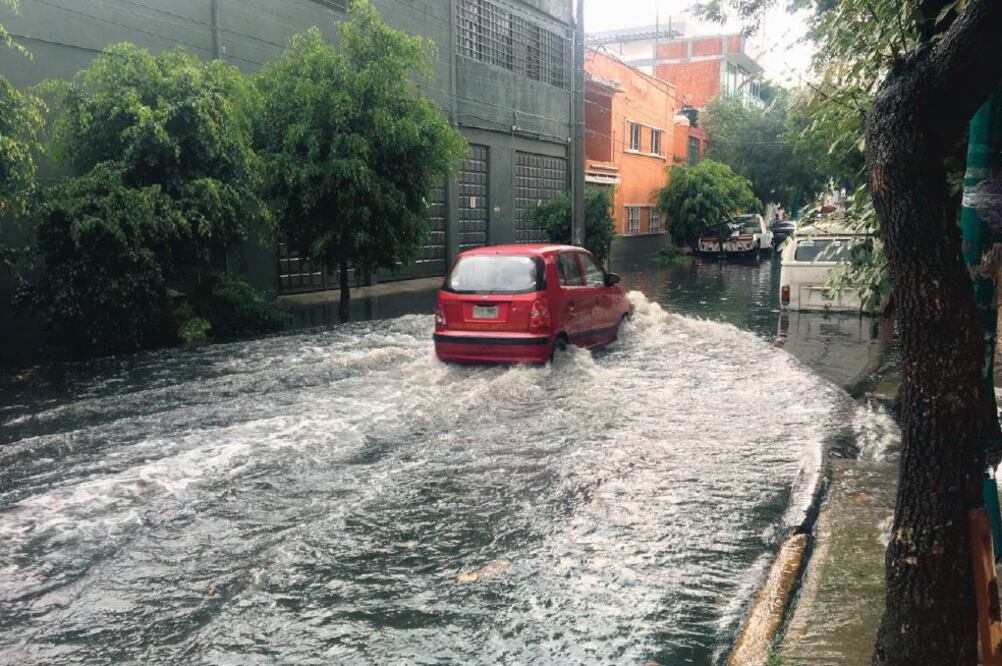 En la colonia Portales el nivel del agua subió varios centímetros, por lo que los automovilistas tuvieron problemas para circular por las calles. (ARMANDO MARTÍNEZ. EL UNIVERSAL)