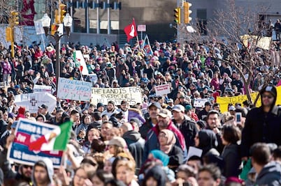 Miles de latinos toman las calles de Milwaukee