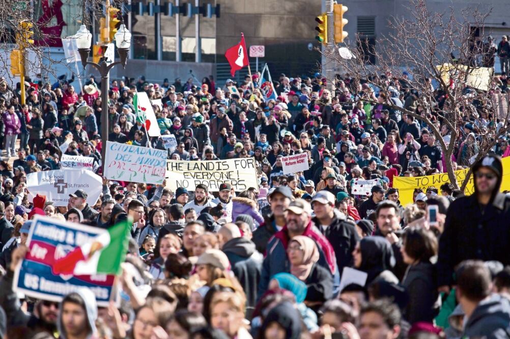 Miles de manifestantes de origen hispano participaron ayer en una marcha pacífica en la ciudad de Milwaukee, en el estado de Wisconsin. (DARREN HAUCK. AFP)