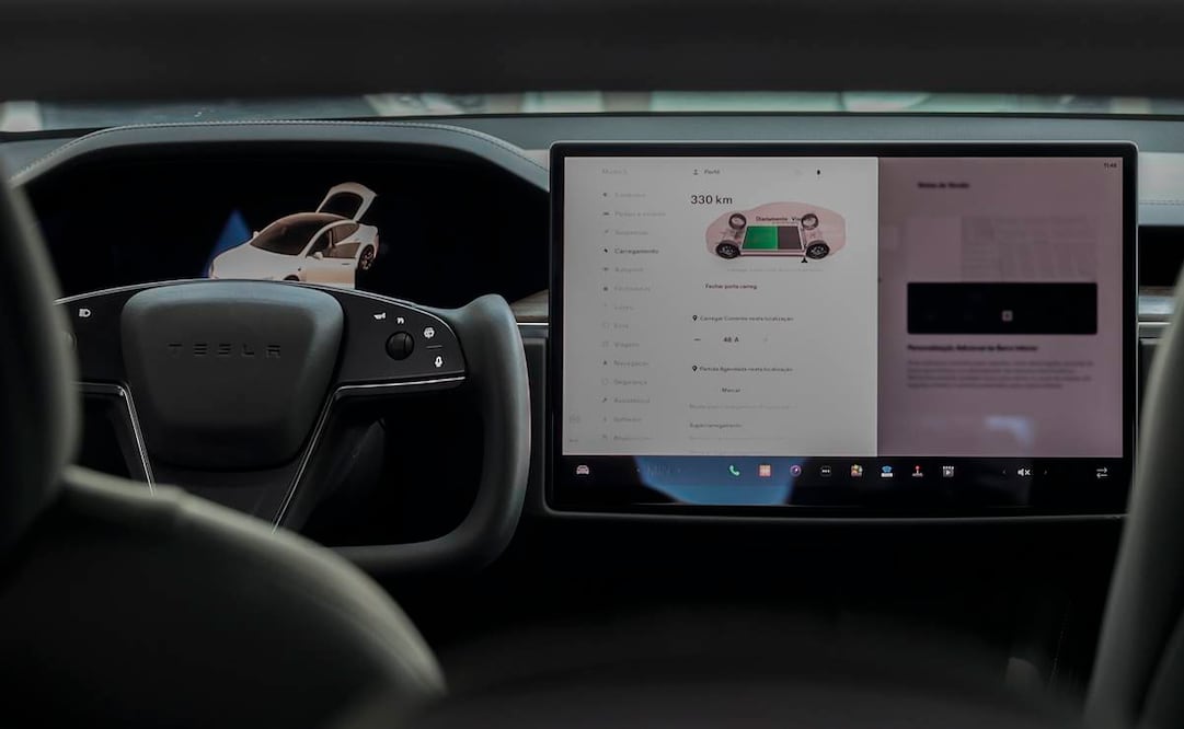 Fotografía del interior de un coche eléctrico modelo S Plaid de Tesla. Foto: EFE