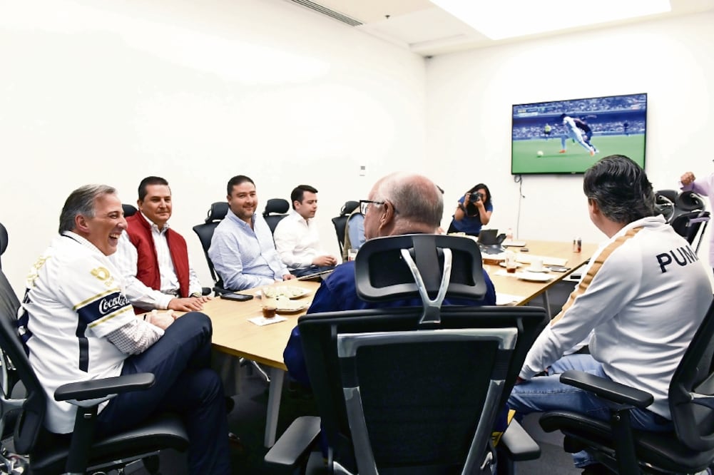 Prepara agenda. El aspirante presidencial José Antonio preparó su agenda de esta semana mientras veía el partido. (CORTESÍA)