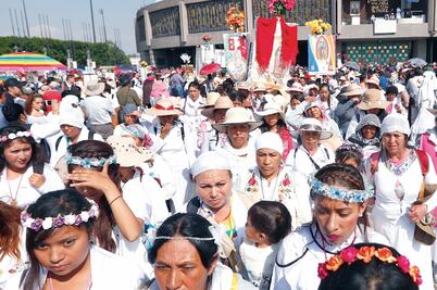 Llegan a la Basílica 60 mil católicos de Querétaro