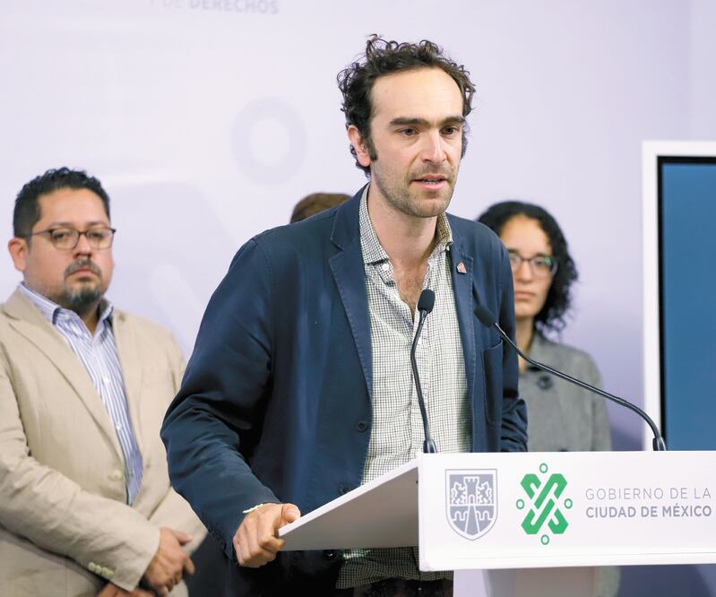 El secretario de Movilidad, Andrés Lajous, explicó que el Programa Integral de Mejora de Transporte propone que los conductores lleven uniforme y siempre ofrezcan un buen trato a los ciudadanos. Foto: BERENICE FREGOSO. EL UNIVERSAL