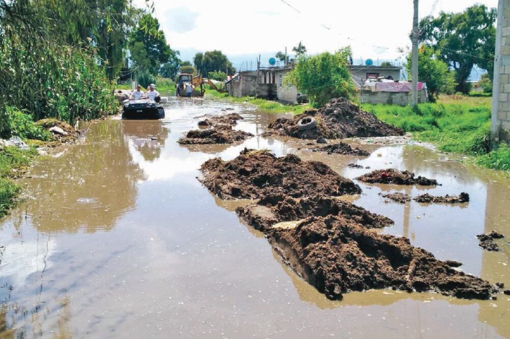 Las calles afectadas no están pavimentadas, además de que la corriente arrastró basura y animales muertos, lo que genera un foco de infección. (CORTESÍA)