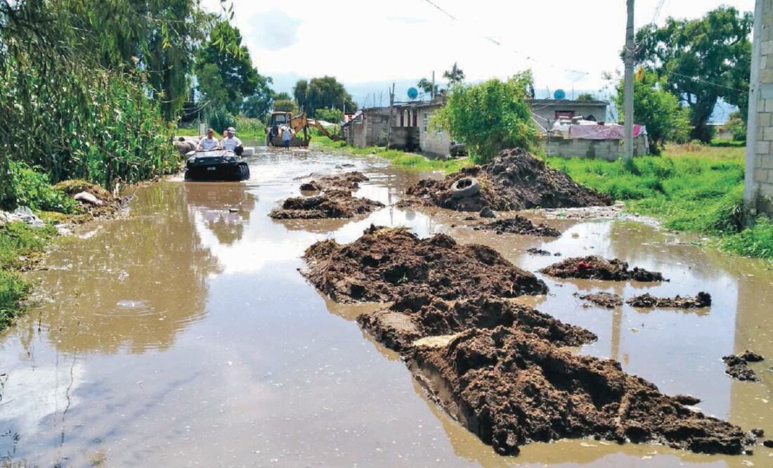 Las calles afectadas no están pavimentadas, además de que la corriente arrastró basura y animales muertos, lo que genera un foco de infección. (CORTESÍA)