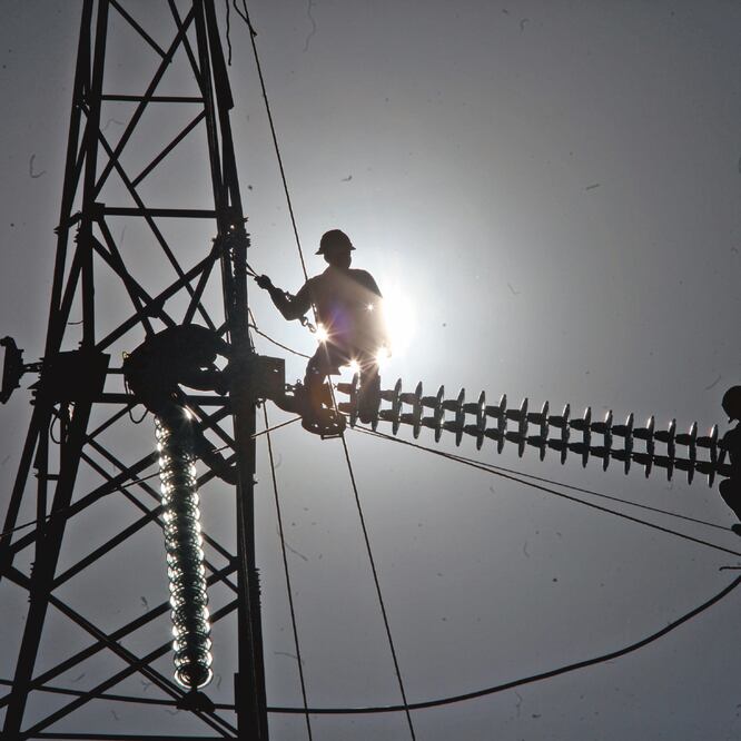 La SCT aseguró que uno de los temas que abordará la Comisión Reguladora de Energía es para aprobar que firmas de telecom usen postes de la CFE. (ARCHIVO EL UNIVERSAL)