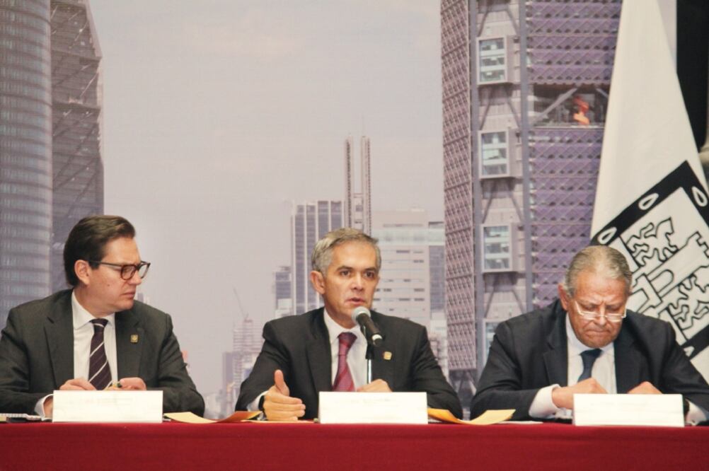Salomón Chertorivski, secretario de Desarrollo Económico local, y Miguel Ángel Mancera, jefe de Gobierno de la Ciudad de México (CDMX)
