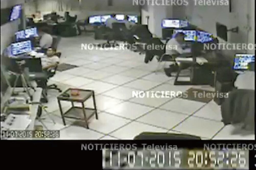 Un video difundido por una televisora evidencia que en la sala de monitoreo del penal de El Altiplano se registró actividad normal al momento de la fuga (TOMADO DEL VIDEO DE TELEVISA)