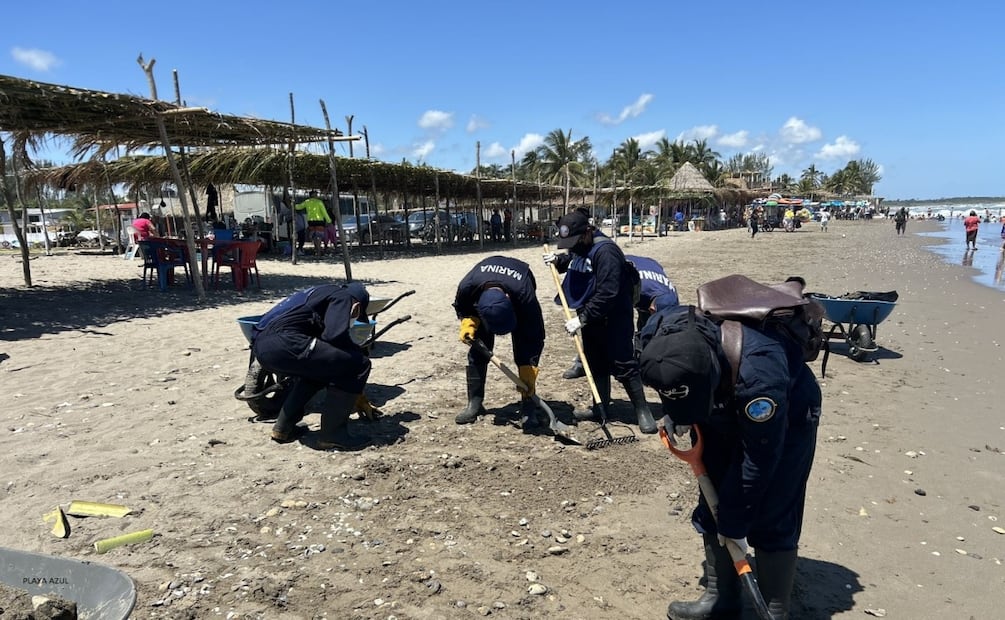 Limpian playas de Veracruz por hidrocarburo; recolectan 8 toneladas en el norte del estado. Foto: Especial