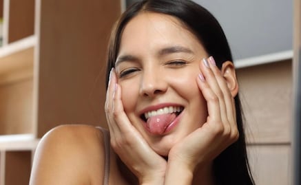 El top en forma de flor que Arisita combinó con pantalón blanco