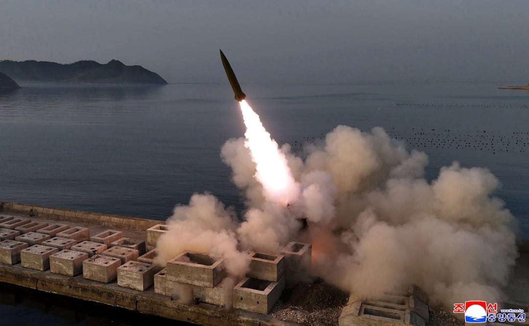 Presunto lanzamiento de prueba de un misil balístico, en un lugar no revelado de Corea del Norte el 19 de abril de 2026. Foto: AP.