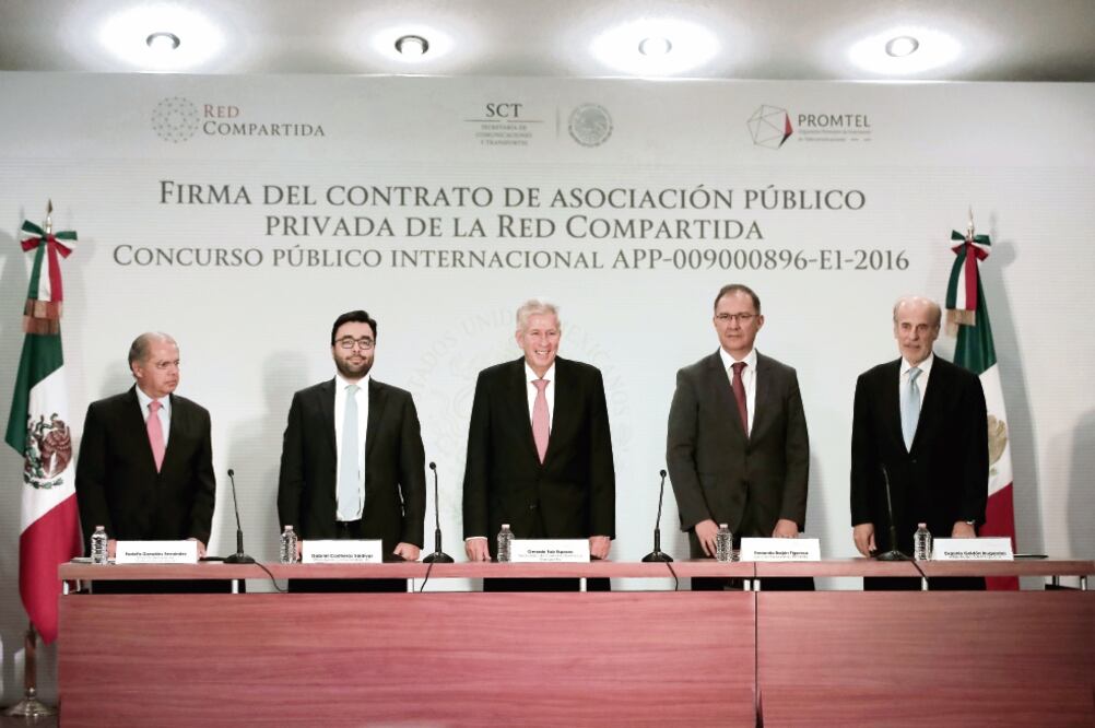 Gabriel Contreras (IFT), Gerardo Ruiz (SCT), Fernando Borjón (Promtel) y Eugenio Galdón (Altán Redes), en la firma del contrato de la Red Compartida. (ALEJANDRO ACOSTA. EL UNIVERSAL)