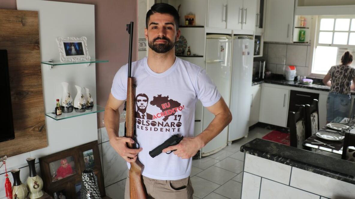 El brasileño Elton Nascimento exhibe sus pasiones en su casa de Treze de Maio. Foto: (BBC News Mundo)