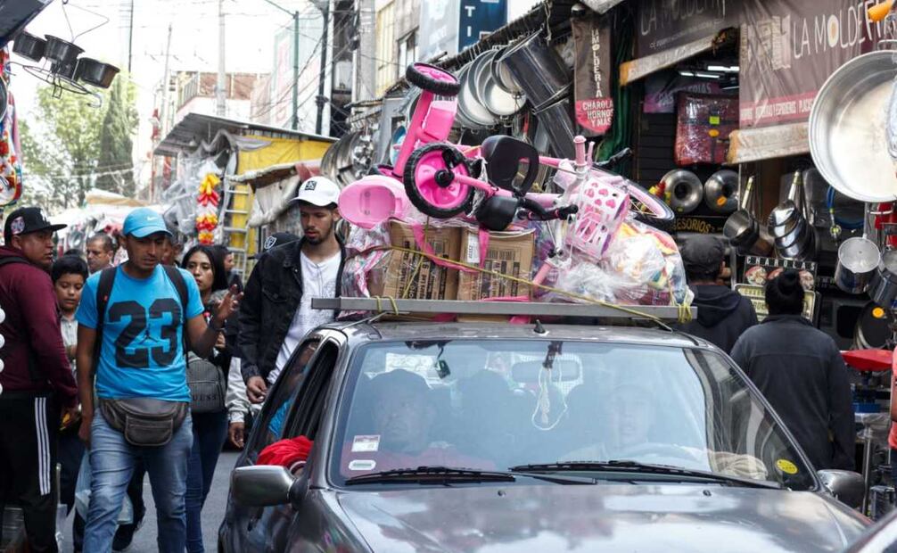 Las nuevas modalidades de compra también repercuten en los comerciantes que año con año se instalan en los puntos tradicionales de venta. Foto: Brenda Martínez EL UNIVERSAL