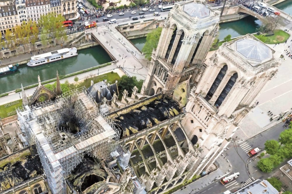 Imagen aérea de la Catedral de Notre Dame tras el incendio del lunes y para cuya reconstrucción Francia se ha fijado un plazo de cinco años. Foto: GIGARAMA.RU VÍA AP
