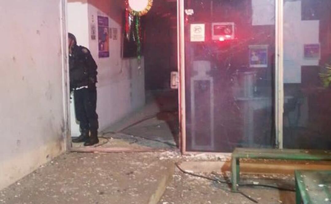 La explosión en la madrugada en una estación de policía en la Cuauhtémoc dejó dos policías heridos y daños materiales Foto: especial