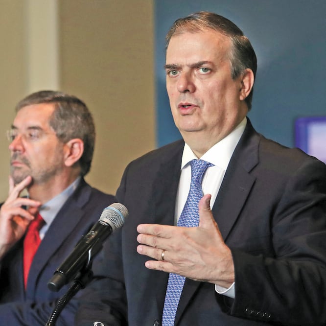 El canciller Marcelo Ebrard y el embajador ante la ONU, Juan Ramón de la Fuente, anunciaron el inicio de las operaciones en la frontera sur.  SHANNON STAPLETON. REUTERS