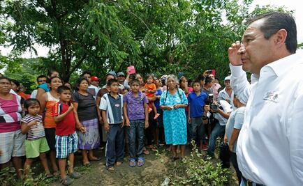 Titular de Sedesol visita municipios afectados por "Beatriz"