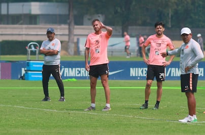 Ménez empezaba las prácticas en el América, pero no las terminaba