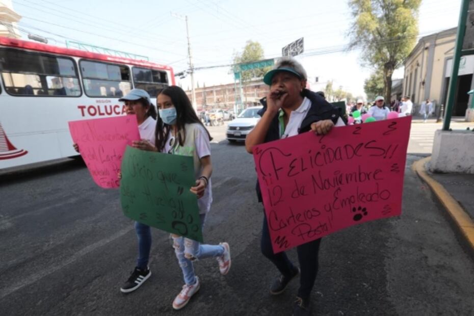 “Ya nadie escribe en papel cartas de amor o de odio”; carteros celebran en Toluca su profesión 