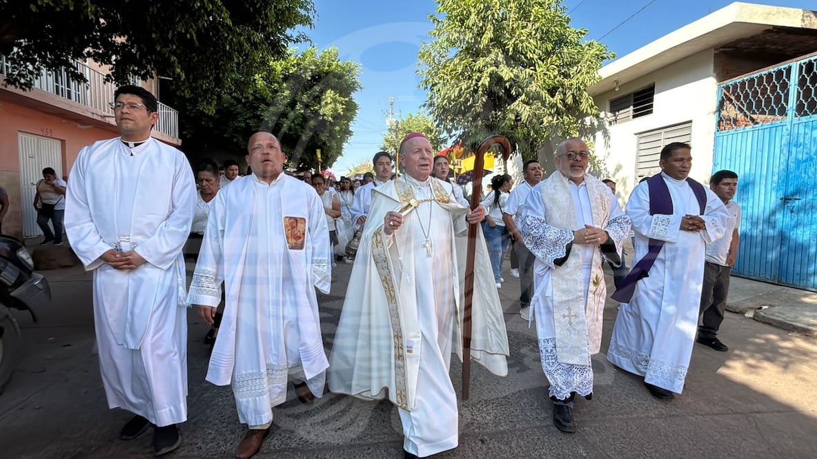 Bajo fuerte dispositivo de seguridad, Diócesis de Apatzingán realiza procesión por la paz en Aguililla, Michoacán. (Foto: Carlos Arrieta/ EL UNIVERSAL)