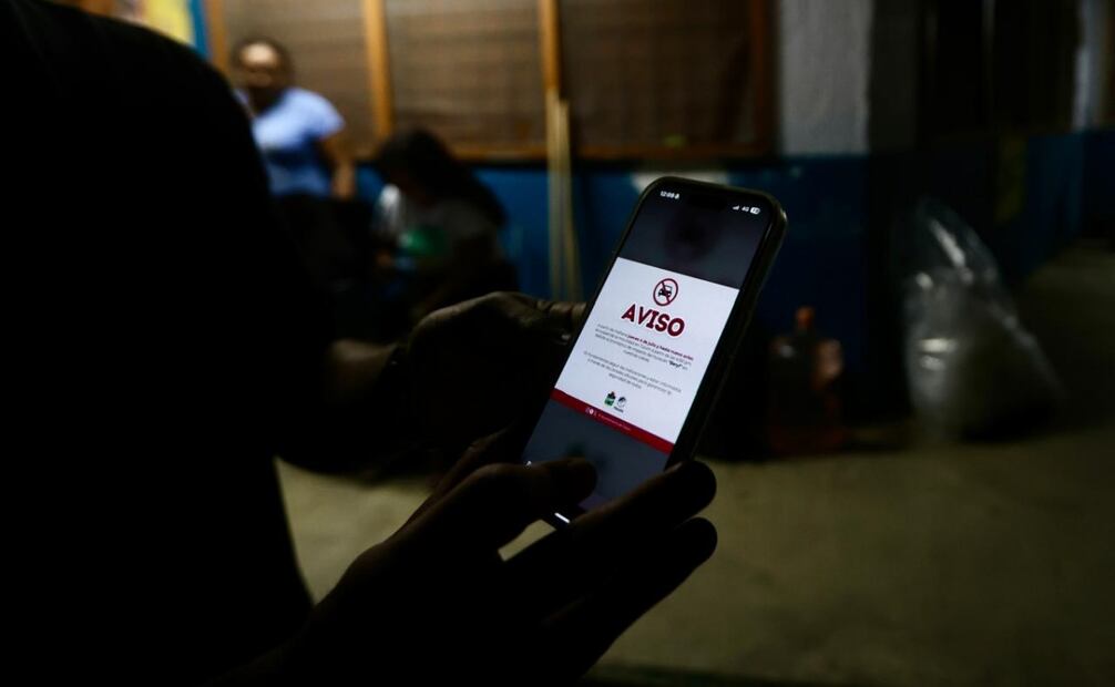La Secretaría de Bienestar estatal colocó veinte colchas con veinte almohadas en cada salón para la comodidad de las familias. Foto: Valente Rosas | EL Universal