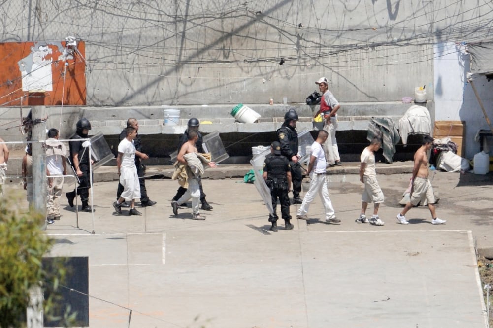 De acuerdo con la Secretaría de Gobernación, en al menos 210 centros penitenciarios del país hay sobrepoblación y hacinamiento, lo que deriva en riñas y motines en su interior (ARCHIVO. EL UNIVERSAL)