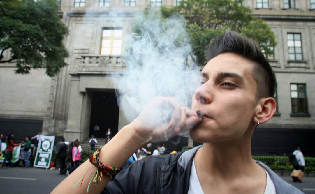 Jóvenes fumaron cannabis a las afueras de la Corte la semana pasada. Fotografía de Jorge Ríos EL UNIVERSAL
