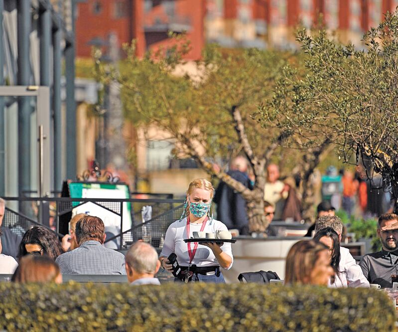 Un local en Newcastle. Estarán prohibidas en el noreste de Inglaterra las reuniones en interiores de quienes vivan en distintos domicilios. OLI SCARFF. AFP