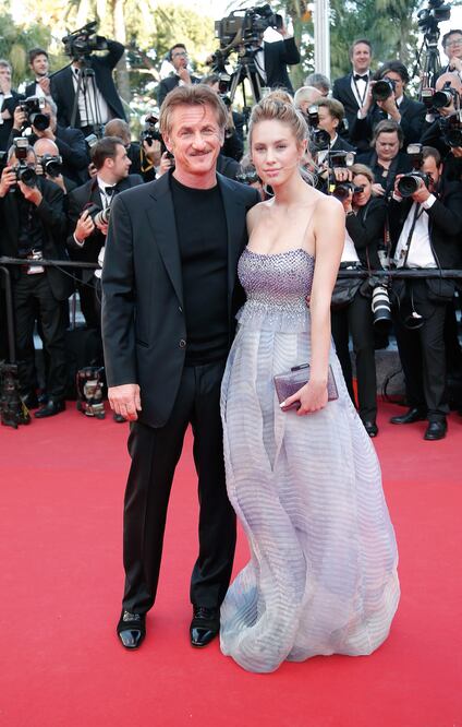 El actor y director desfiló con su hija Dylan, y lejos de Theron (THIBAULT CAMUS. AP)