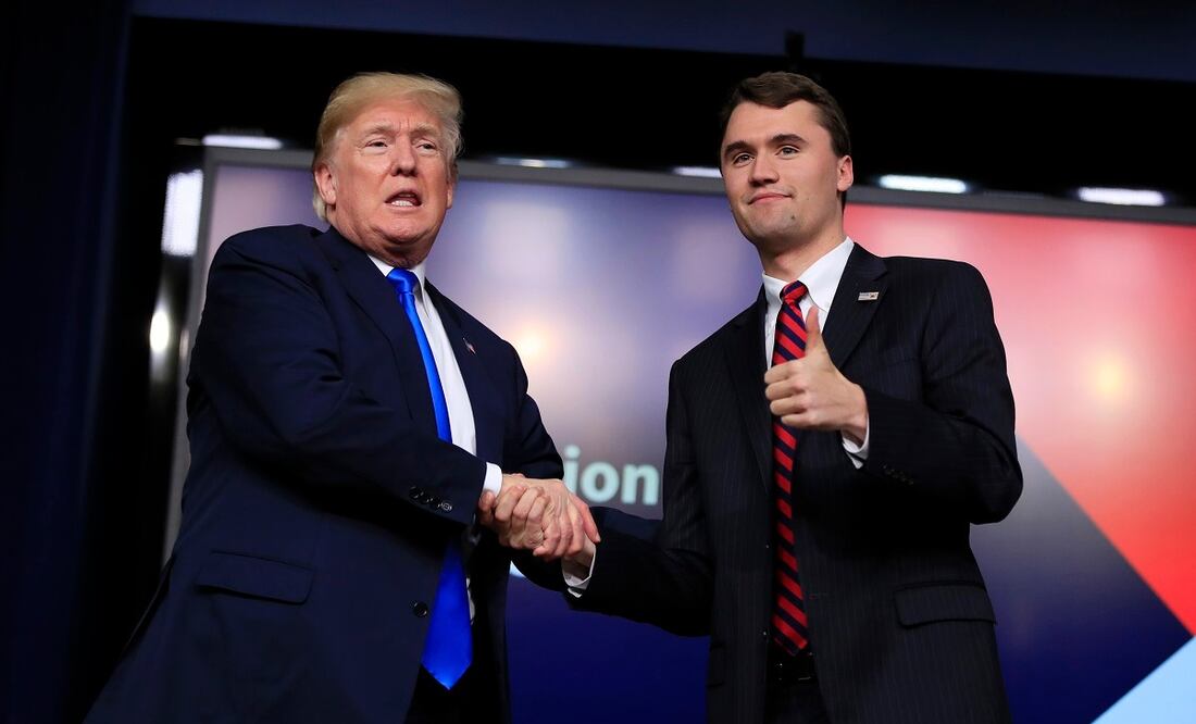 Donald Trump saluda al influencer Charlie Kirk, durante un evento  en la Casa Blanca, en 2018. FOTO: AP