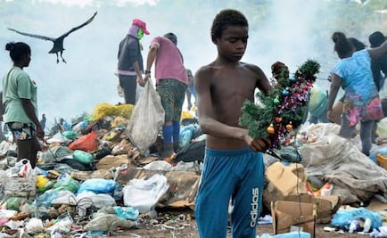 Conmueve foto de niño brasileño que encontró un árbol de Navidad en la basura