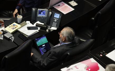 Captan a Adán Augusto en el Senado viendo el partido del Barça; lo hace mientras comparece el secretario de Hacienda 
