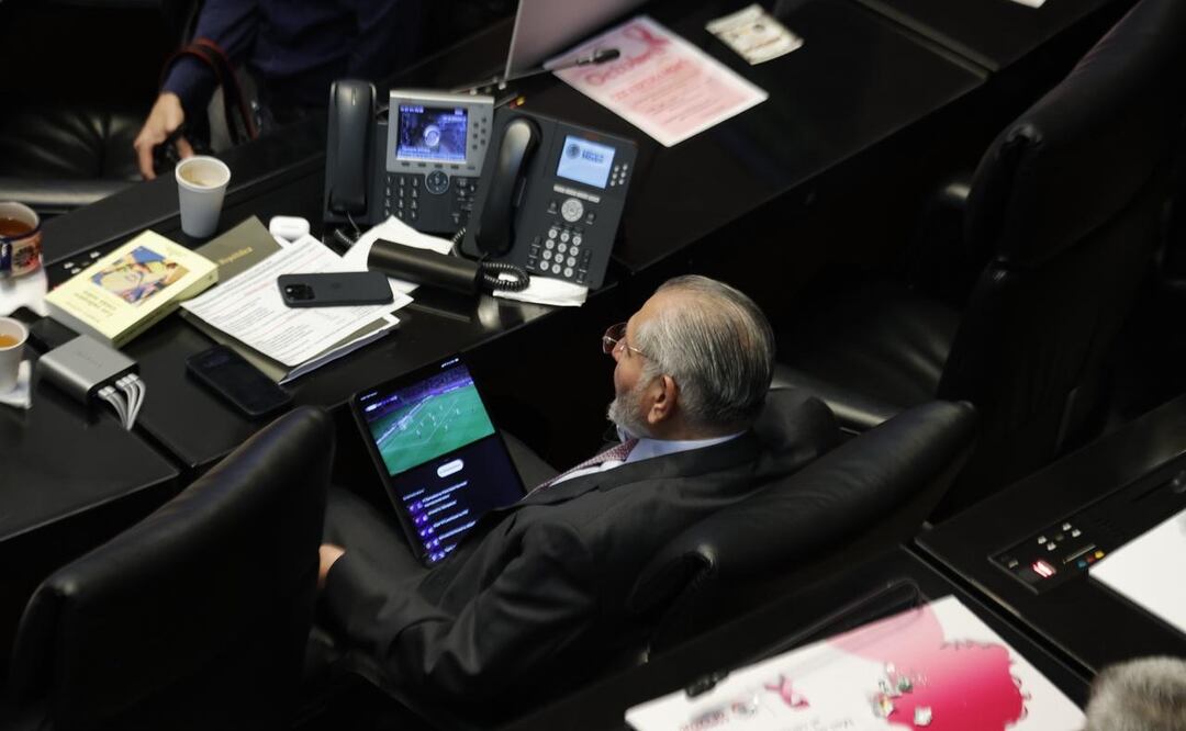 El senador Adán Augusto López siguió la transmisión del partido entre Barcelona y Paris Saint Germain desde su curul. Foto: Diego Simón / EL UNIVERSAL